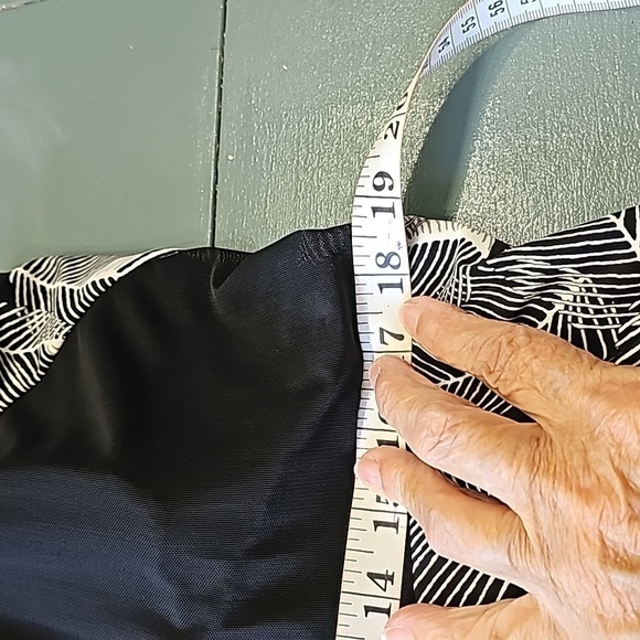 Time and Tru one peice bathing suit black and white. 2X 20W-22W.‎ - Picture 9 of 9